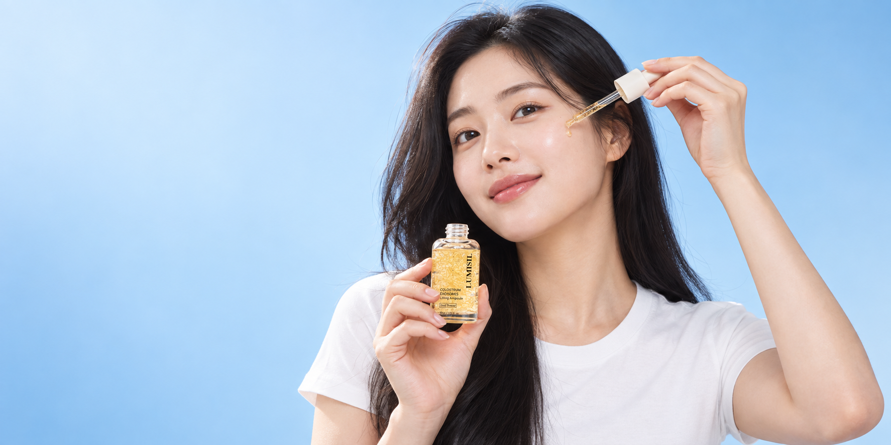 루미실 앰플을 사용하는 반팔 차림의 모델 이미지